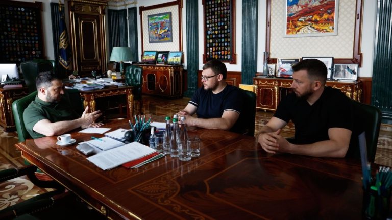 Зеленський: НАБУ і САП викрили на хабарі нардепа, очільника міської адміністрації, військових