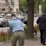 Єрмака після судового засідання невідомий чоловік закидав яйцями (відео)